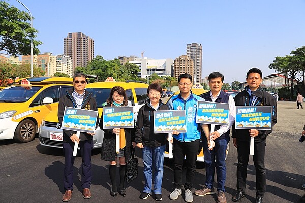 市長盧秀燕訪視消毒過程,強調市府將公私聯手加強落實防疫措施「嚴格再嚴格!不斷做、常常做!」記者陳秋雲/攝影