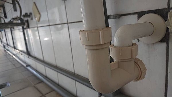 排水通氣系統設備的功能與使用狀況若異常,易導致污水管、排氣管的空氣進入室內,而引發傳染擴散的風險。圖/郭紀子提供