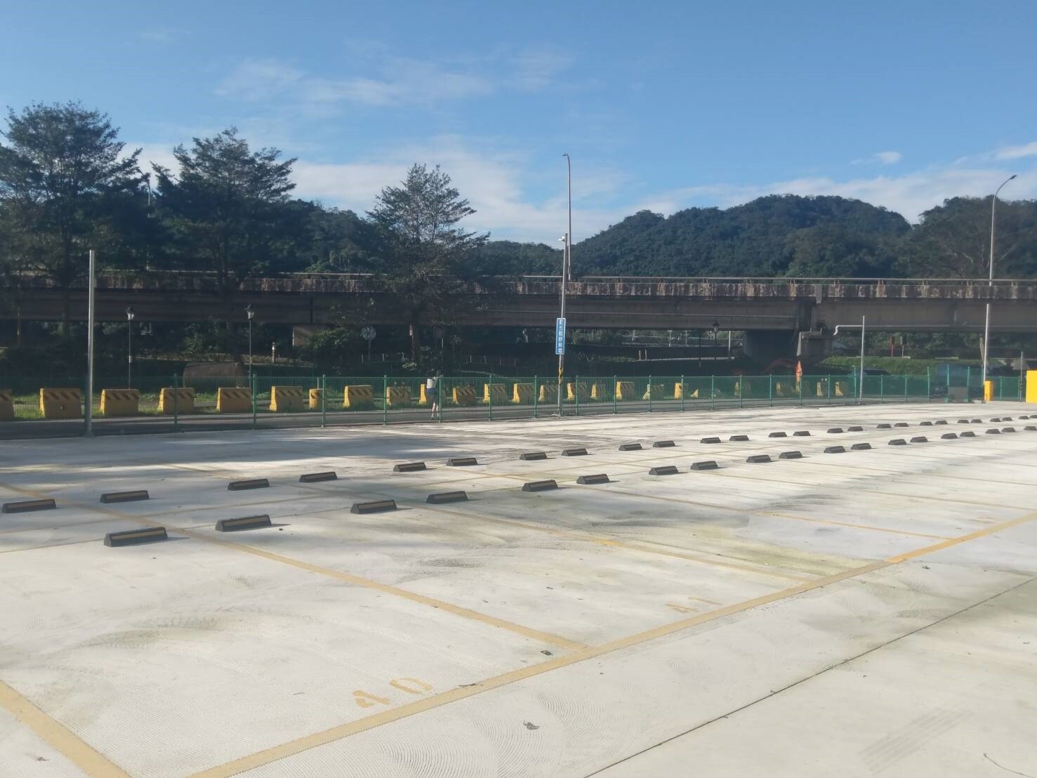 汐止區建成路178巷底的汐止星光橋南側平面停車場,將於3月1日起收費營運。圖/新北市交通局提供