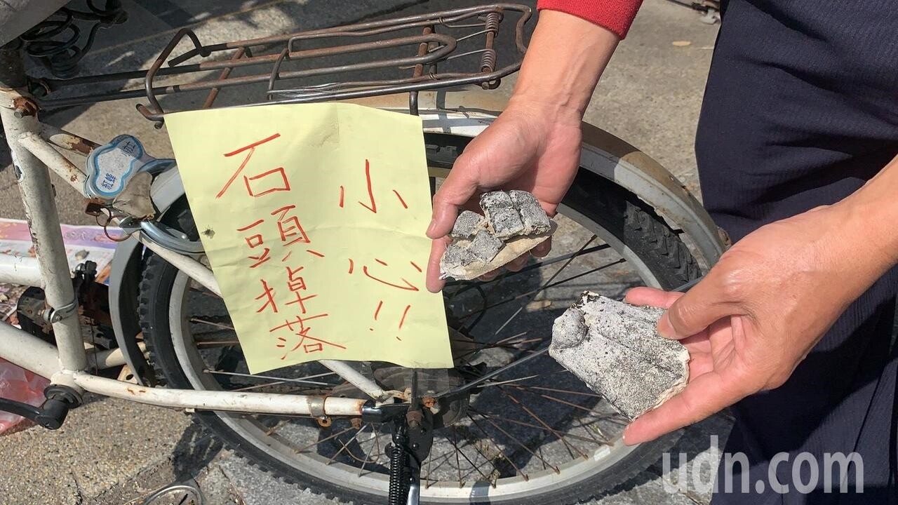 台南新化老街一棟建築，2樓立面綴飾水泥突掉落，約有拳頭大，險砸到人車，店家趕緊立起告示避免發生意外。記者吳淑玲／攝影