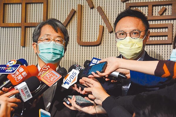 高市府18日市政會議結束之後,衛生局長林立人(左)、新聞局長鄭照新(右)接受媒體訪問談防疫問題。(林宏聰攝)