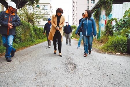 台東縣長饒慶鈴（中）18日勘察重劃區內年久受損的道路。圖／莊哲權攝