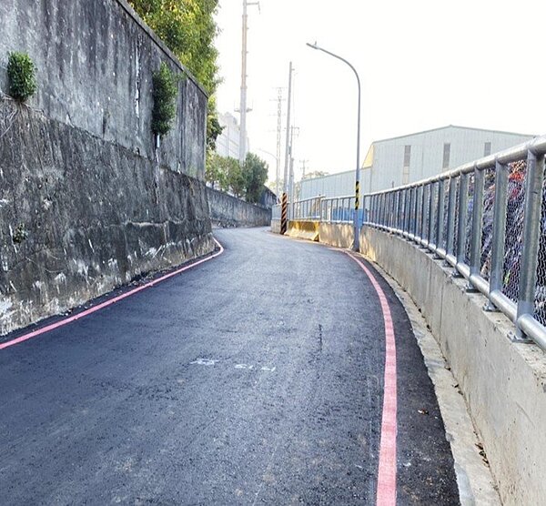 桃園市平鎮區工業南路道路拓寬前。圖/桃園市政府工務局提供