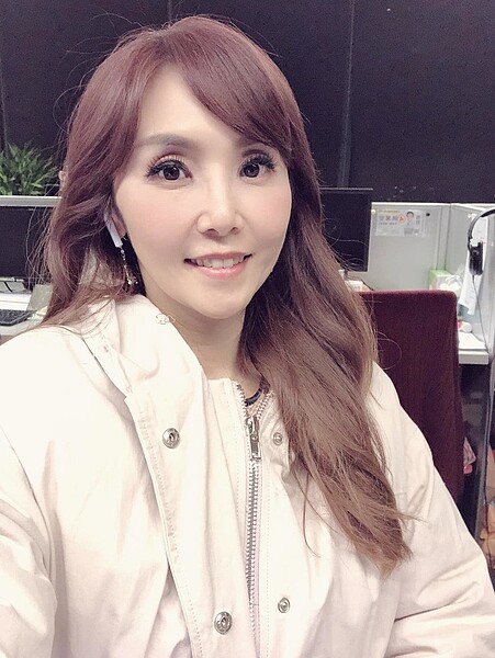 51歲的三立主播黃倩萍,有著美魔女的稱號,近來被媒體跟拍到與小鮮肉進出旅館。圖/擷自黃倩萍臉書