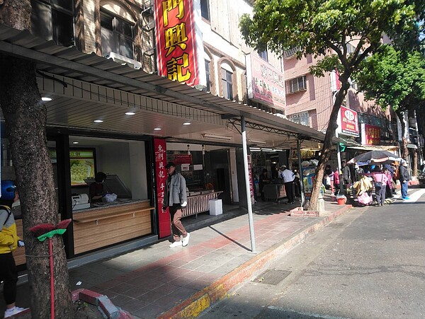東門市場改建案將會影響到上百間攤商,其中包含「興記」及「御園坊」等知名店家所延伸出的攤位。台北市政府提供