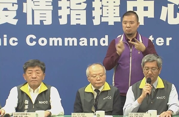中部家庭群聚再新增1例,為白牌車司機妹妹。圖/截自中央流行疫情指揮中心直播畫面
