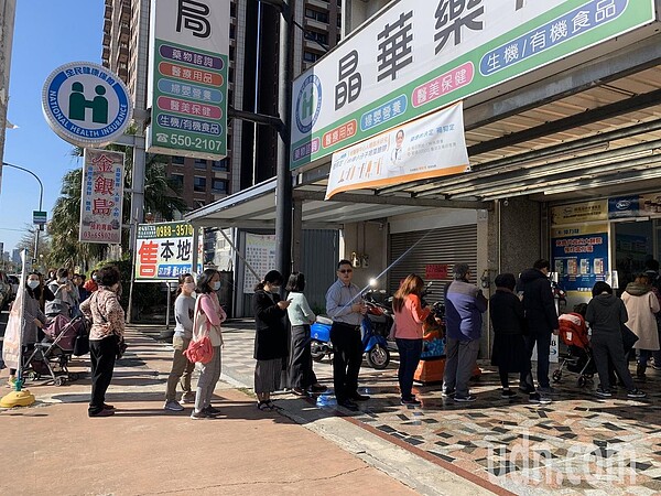 因應武漢肺炎疫情,政府實施販售口罩實名制,新竹縣目前有123家健保特約藥局及6個鄉鎮衛生所可購買。記者陳斯穎/攝影