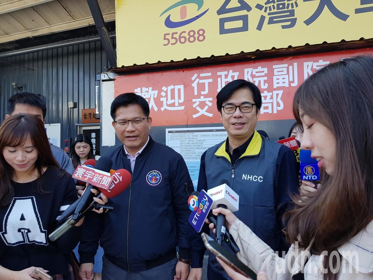 新冠肺炎疫情延燒,國內首個死亡案例是白牌計程車司機引起關注,行政院副院長陳其邁與交通部長林佳龍到北市台灣大計程車隊總部了解業者防疫狀況。圖/記者翁浩然攝影