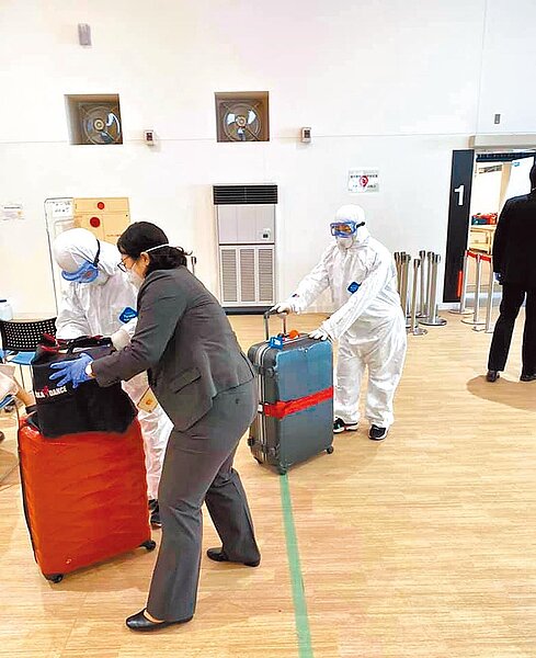 鑽石公主號19日隔離期滿，旅客陸續下船，我駐日代表處也派員前往協助5名台籍旅客下船安置。（摘自謝長廷臉書）