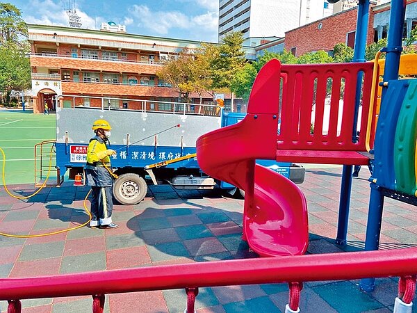 因應開學將至,桃園市長鄭文燦19日宣布各級學校停辦開學典禮,並請環保局全面清潔消毒校園環境。(蔡依珍攝)
