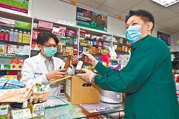 新冠肺炎疫情延燒下,發展出宅商機,foodpanda 昨宣布,主打生鮮雜貨外送服務的「熊貓商城」開張了。圖為疫情延燒,郵務士將防疫酒精送到特約藥局。(劉宗龍攝)