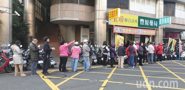 台中市豐原區一家藥局，今早開放買口罩，人潮是平常的2倍。記者游振昇/攝影