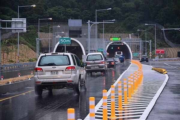 蘇花改長隧道速限60公里、仁水隧道50公里,駕駛人遵守行駛卻被當「龜速車」。(王志偉攝)