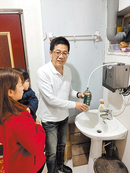 前移民署長謝立功在辦公室裝水神抗菌液生成機,提供民眾取用抗疫。(謝立功提供/許家寧基隆傳真)