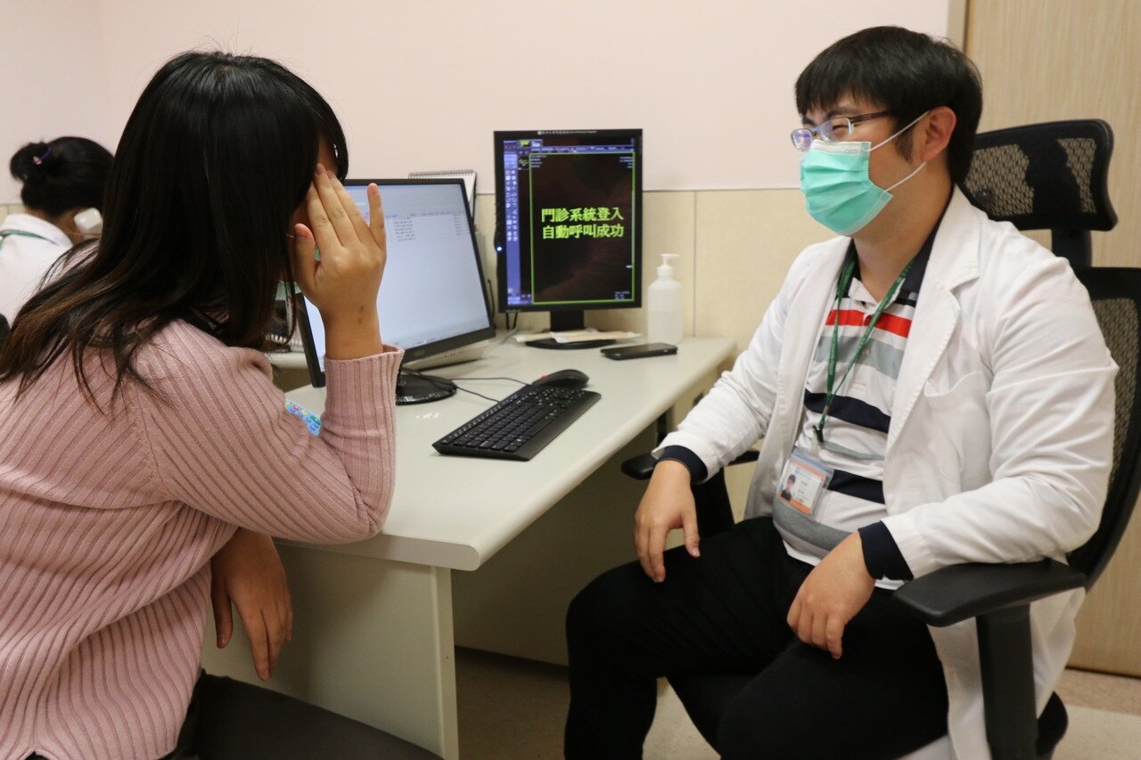 新冠肺炎病症狀與台灣流行的流感難以區分,令不少民眾出現發燒、呼吸道症狀時,不免擔心自己是否中鏢?亞洲大學附屬醫院感染科醫師張為碩提醒,一旦有類似症狀,都應儘速就醫尋求協助。圖/亞洲大學附屬醫院提供