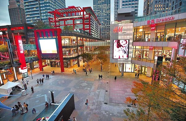 新冠肺炎疫情衝擊各行各業,政院將推出紓困措施,圖為台北信義商圈百貨業人潮不如以往。(鄭任南攝)