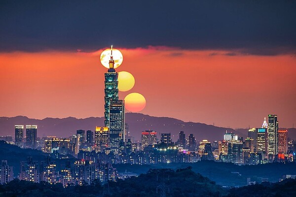 每年的2月及10月可從汐止大尖山天秀宮,拍攝到「台北101串丸子」驚人畫面。圖/黃秀山授權提供