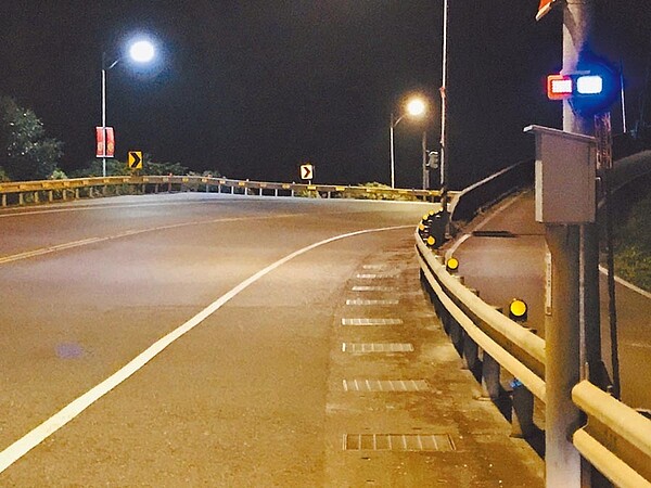 新北市警局要求各分局在夜間易肇事路段裝設LED太陽能警示燈。(新北市交通警察大隊提供/王揚傑新北傳真)