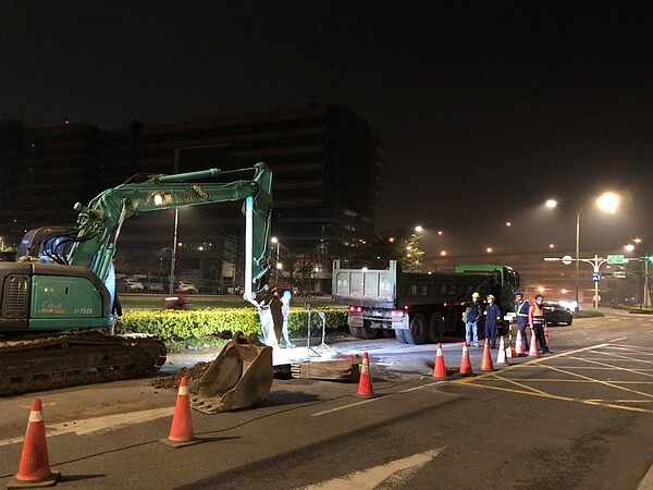 成功路二段施工封閉南向北2線車道,將進行管線汰換計畫。台北市政府提供