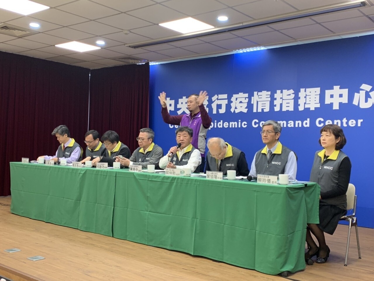 由台大醫學院及中研院檢驗抗體,2日2個實驗室都在浙江台商血液驗到抗體,指揮中心指揮官陳時中表示,這個結果代表白牌司機有明確接觸史。記者簡浩正/攝影