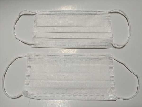 有網友拿到雙面皆為白色的口罩,分不清正反面為何。圖/翻攝PTT