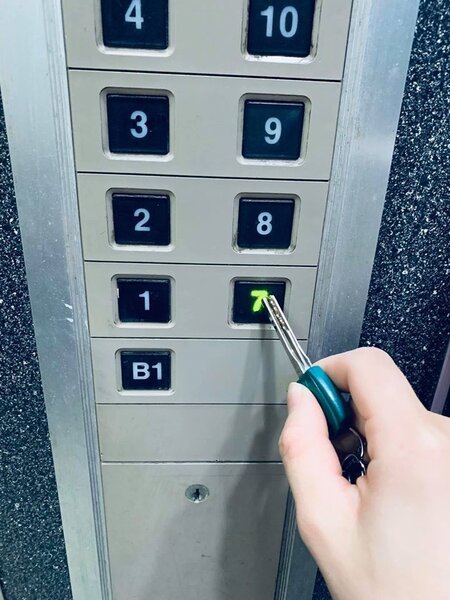 有網友害怕用手指按電梯會有細菌，所以都用鑰匙，對此醫生則表示恐讓病毒更容易擴散。圖擷自爆廢公社