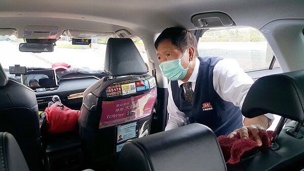 高鐵苗栗站的計程車、快捷公車加強防疫。記者胡蓬生/攝影