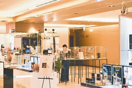 百貨業受疫情影響慘重,商研院商業發展與策略研究所副所長朱浩建議,別讓櫃姐放無薪假,政府不妨主導辦「教育訓練」,給服務業「升級轉型」的機會。(本報資料照片)