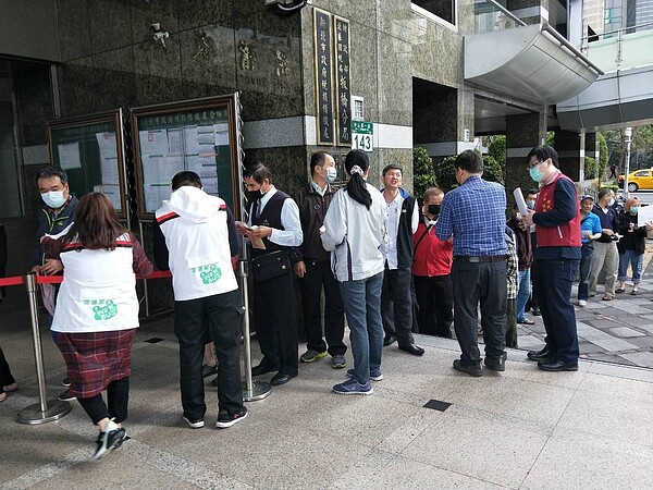 新北市交通局配合中央統一調度分散風險原則,考量需長期管控口罩供應量,自下周一起,個人計程車行運將,原本一次可購20片,調整為購領口罩與全國一致一周7片。圖/新北市交通局提供