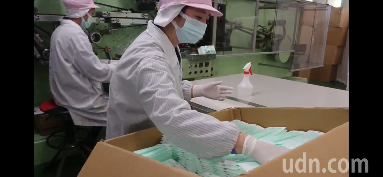 60條口罩新產線預定下月投入生產,圖為廠商趕工出貨。 圖/聯合報系資料照片
