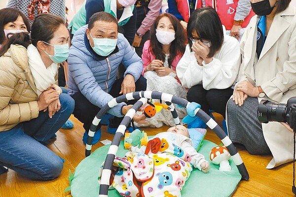 樹林保順公托1樓是社區銀髮俱樂部,戶外還有親子公園,整體環境營造出老幼世代共融。新北市長侯友宜(左二)20日下午出席托育中心開幕儀式。(葉書宏攝)