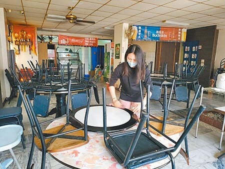 餐飲業者防堵疫情,改賣外送外帶餐。(張朝欣攝)