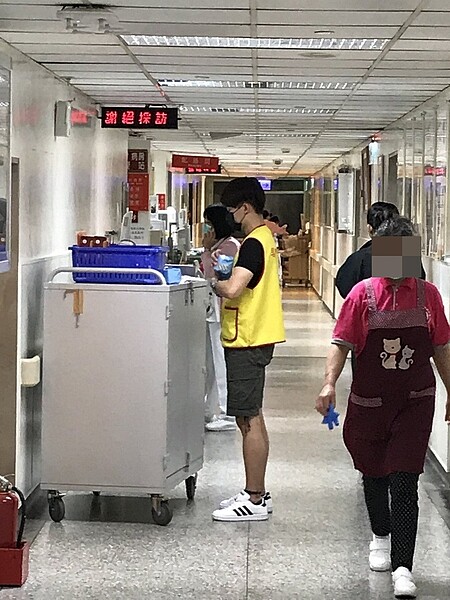 加護病房外面的跑馬燈出現「謝絕採訪」四個字。記者葉君遠/攝影
