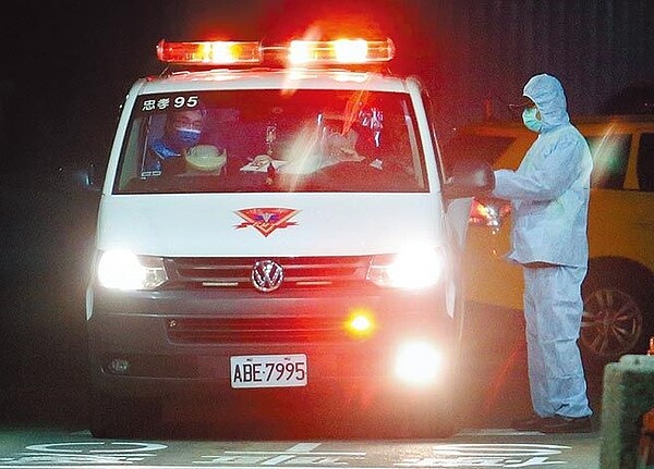 華航今晚將接回鑽石公主號郵輪上的我國旅客,衛福部備妥10餘輛救護車,要將旅客直接送往醫院檢疫及隔離。圖為武漢包機返台時,救護車待命接送的畫面。(本報資料照片)