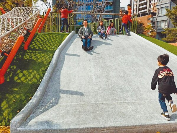 許多家長反映蘆洲柳堤公園滑梯緩衝角度過大有點危險。（戴上容攝）