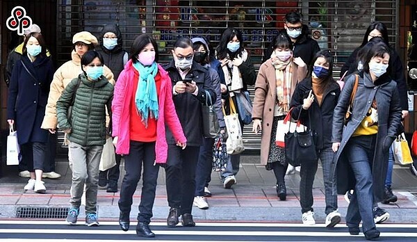 關務署在1月底設定每位旅客在2月底前攜帶口罩出境以5盒為限,20日定調,將延長5盒上限至4月底。圖/中時報系資料照