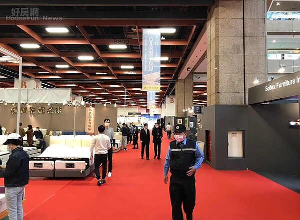 一年一度的台北國際家具展在台北世貿一館開跑,為了防堵新冠肺炎,入場者都必須戴上口罩。好房網News記者李彥穎攝