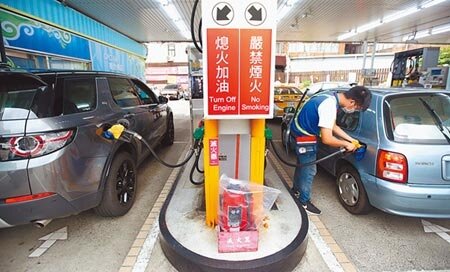 油價要回漲了！圖為台北市1處加油站停滿加油車輛。（本報資料照片） 