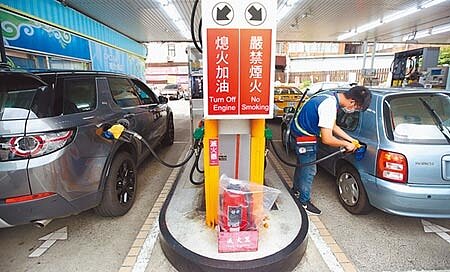 油價要回漲了!圖為台北市1處加油站停滿加油車輛。(本報資料照片)