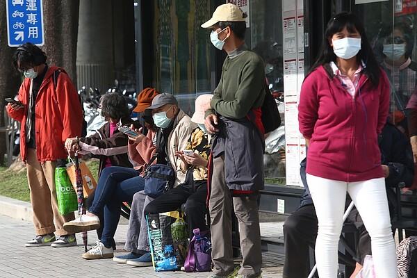 新冠肺炎肆虐全球，民眾外出都戴上口罩；圖與新聞事件無關。圖／聯合報系資料照片 