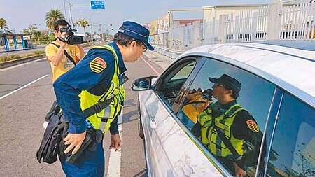 台南市交通局會同交大警方,到台南機場稽查有無違規營業的白牌車輛。(程炳璋攝)
