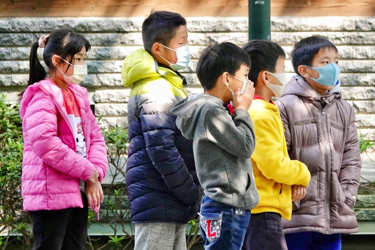 衛福部健保署今天晚間宣布,從明天起,兒童口罩的購買放寬至13歲。報系資料照/記者林伯東攝影