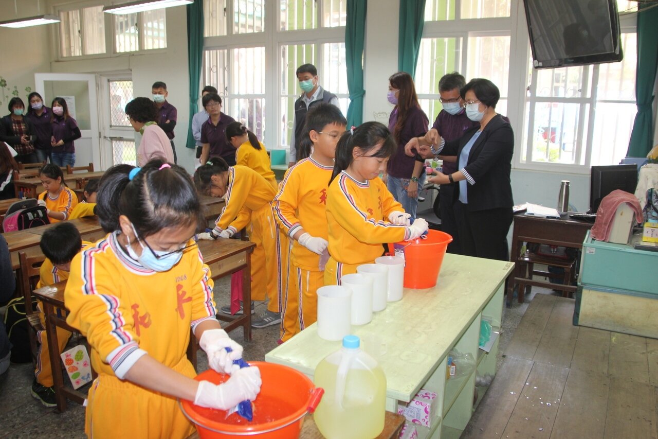 彰化縣長王惠美今天視察彰化市平和國小關心校園防疫整備工作,小朋友們在老師指導下以稀釋漂白水擦課桌椅,加強消毒。記者林宛諭/攝影