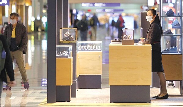 受疫情衝擊影響,不僅桃機旅客大減6成,也連帶影響免稅店、商場的生計。圖/中時報系資料照