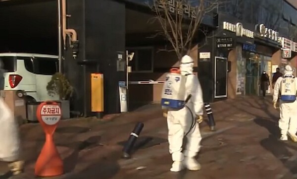南韓新冠肺炎確診者21日暴增一百人,且新增一例死亡,累計共兩百零四例確診、兩人死亡,大邱市成為嚴重感染區。。圖/截自ARIRANG NEWS