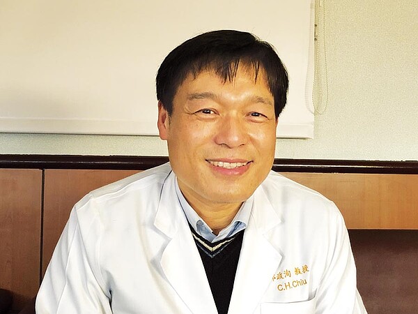 長庚醫院兒童感染科教授邱政洵認為,新冠病毒藉由環境傳播的機會很低。