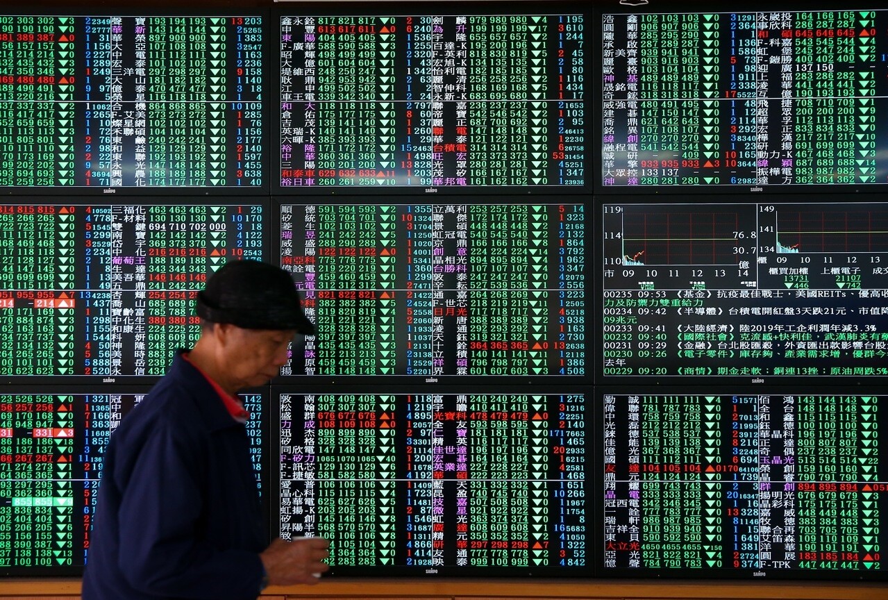 新冠肺炎疫情在亞洲快速擴大,全球主要股市從高檔回跌,只有中國大陸股市逆勢上揚。 聯合報系資料照/記者余承翰攝影