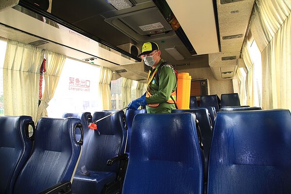 台中市政府周末針對高中以下公私立學校校車、幼兒園幼童專用車、補習班交通車,「加碼」提供免費校車消毒服務。圖/台中市政府提供