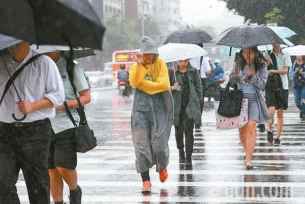 受到東北季風增強影響,迎風面北部、東半部將有雨勢。圖/聯合報系資料照