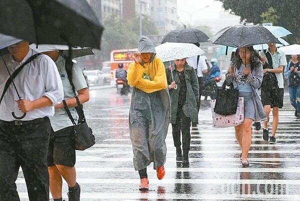 受到東北季風增強影響，迎風面北部、東半部將有雨勢。圖／聯合報系資料照